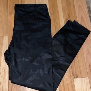 Camo faux leather leggings 🖤